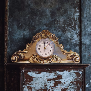 Vintage Tarzı Şömine Saati, El Boyalı Reçine Saat, Sessiz Barok Masa Saati, Fransız Dekoru, Antik Hediye, Gümüş Renk